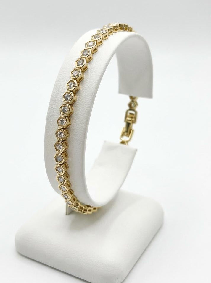 Sawyer bracelet displayed on jewellery stand with gold-plated rope chain design