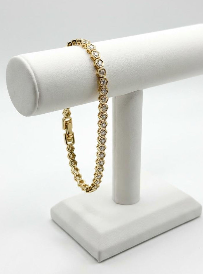 Sawyer bracelet displayed on jewellery stand with gold-plated rope chain design