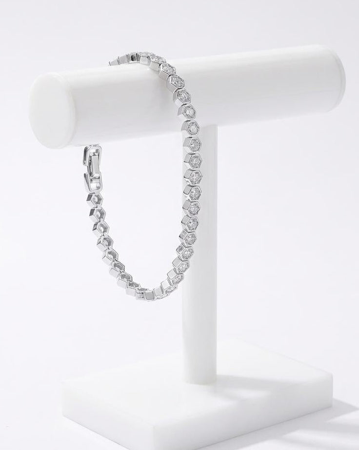 Sawyer bracelet displayed on jewellery stand with gold-plated rope chain design